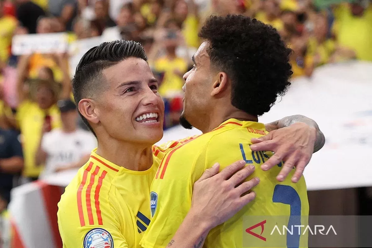 Penyerang sayap Kolombia Luis Diaz (kanan) merayakan gol bersama James Rodriguez pada laga perempat final Copa Amerika melawan Panama di State Farm Stadium, AS, Sabtu (6/7/2024). ANTARA/AFP/Getty Imag