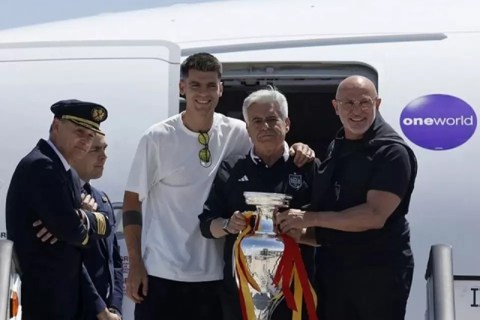 Kapten tim nasional Spanyol, Alvaro Morata (kiri) bersama dengan Presiden RFEF, Pedro Rocha (tengah) dan pelatih timnas Spanyol, Luis de la Fuente (kanan) mengangkat Piala Eropa 2024.