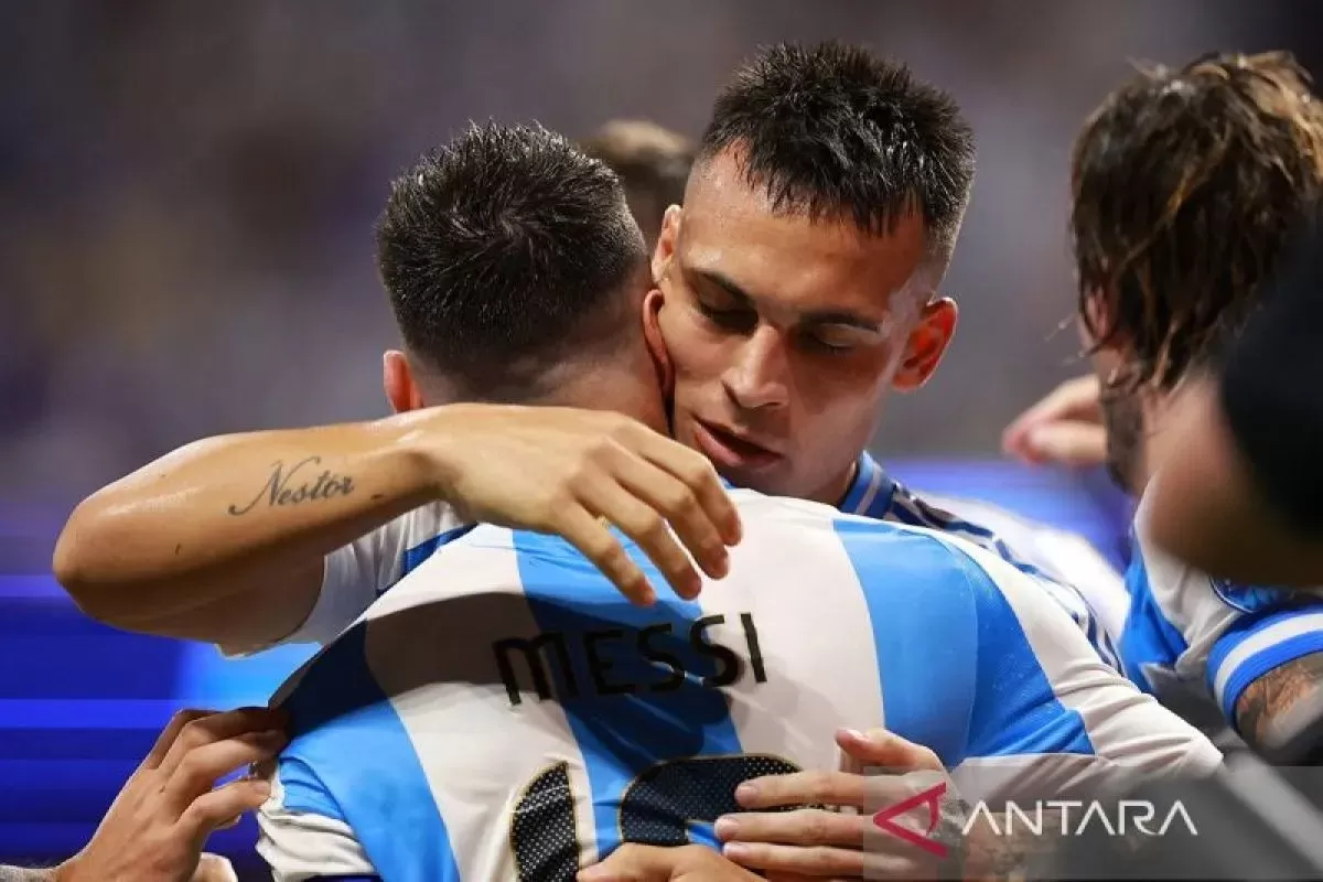 Lautaro Martinez dari Argentina melakukan selebrasi setelah mencetak gol kedua tim bersama Lionel Messi dari Argentina pada pertandingan grup A CONMEBOL Copa America antara Argentina dan Kanada.