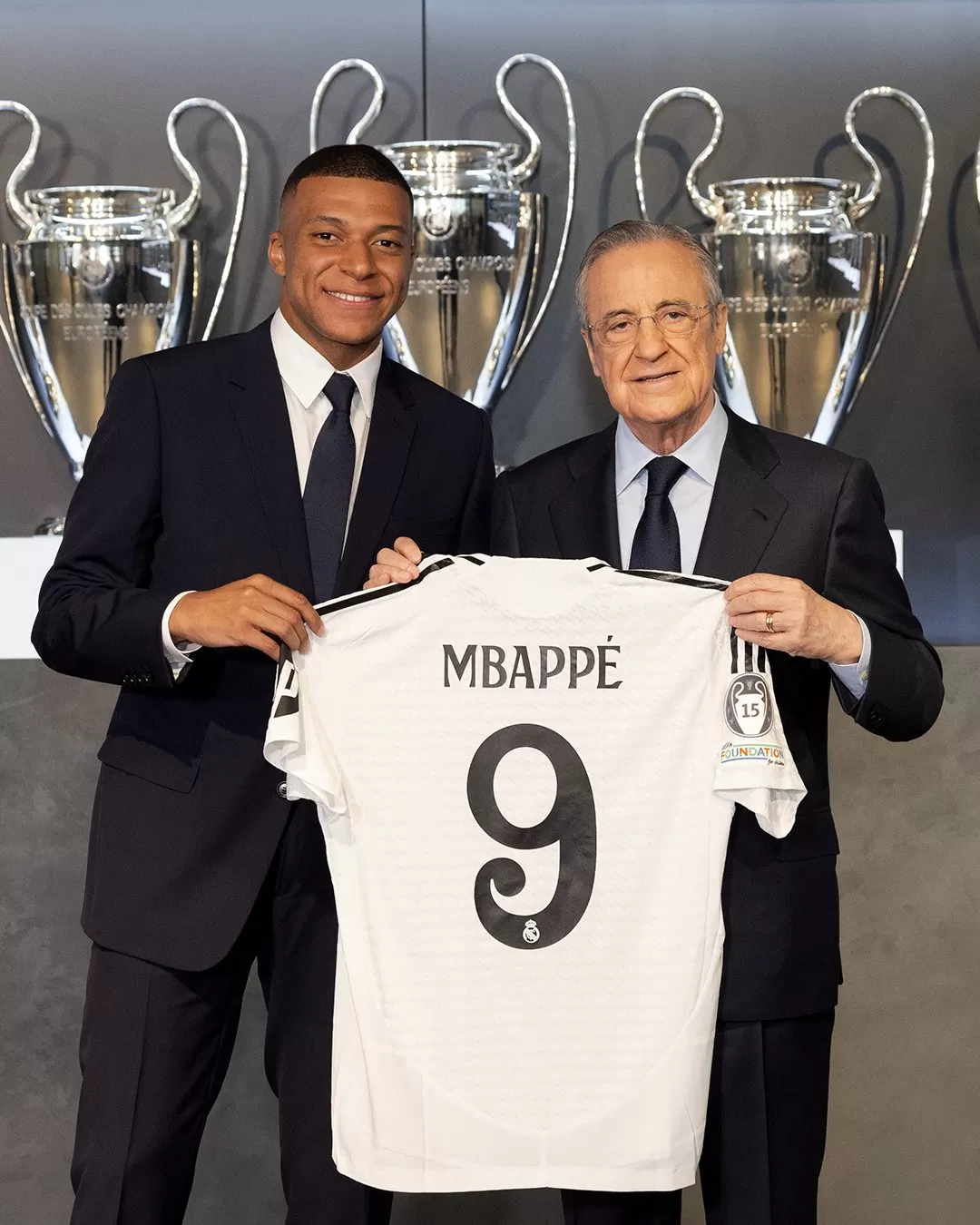 HAUS GELAR: Presiden Real Madrid, Florentino Perez bersama Kylian Mbappe di ruangan yang berisikan koleksi piala, termasuk trofi Liga Champions. Foto bawah, para fans berburu jersey Mbappe.  