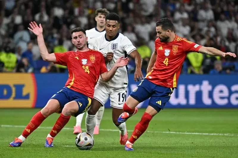 Striker timnas Inggris Ollie Watkins bertarung dengan dua bek tengah Spanyol, Aymeric Laporte dan Nacho, dalam pertandingan final Euro 2024. (AFP) 